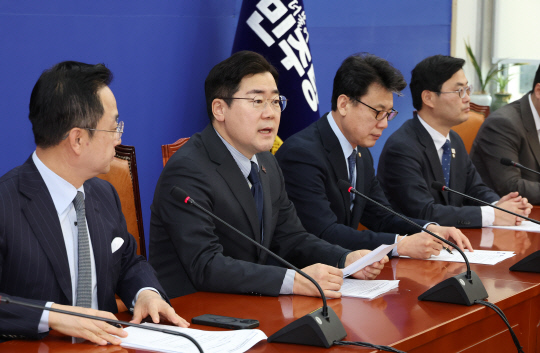 박찬대 더불어민주당 원내대표가 11일 국회에서 열린 원내대책회의에서 발언하고 있다. 연합뉴스